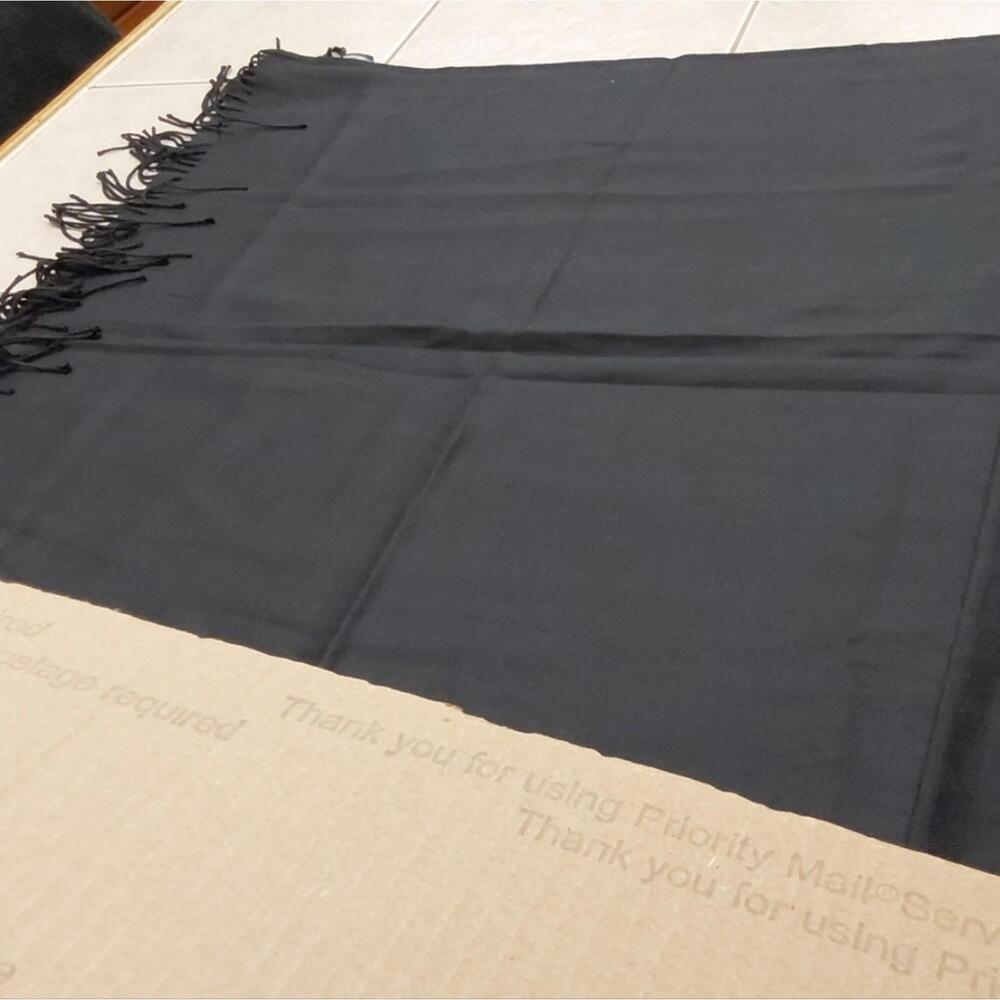 Just Cozy Black 27" x 68" scarf with 3" tassels NWT - Picture 7 of 12